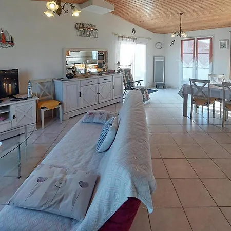 2 Bedroom Amazing In Sur 別荘